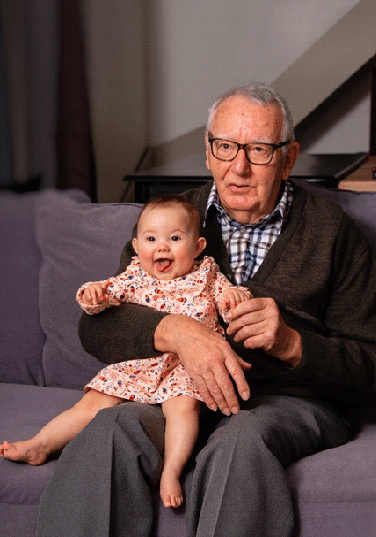 Hubert disfrutando de  su nieta