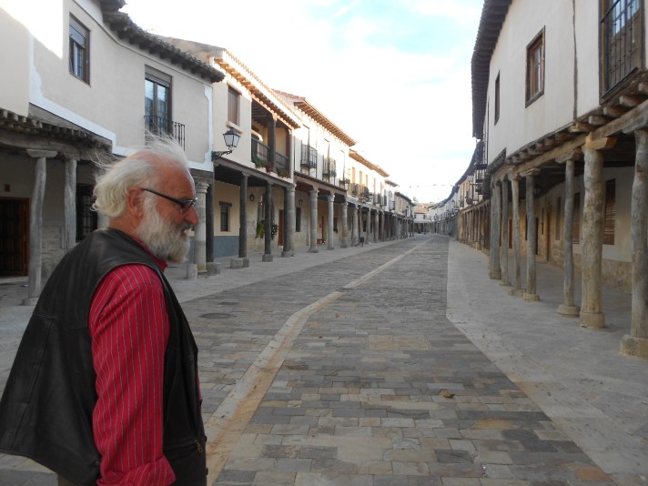 Arquitectura tradicional castellana con soportales en Ampudia