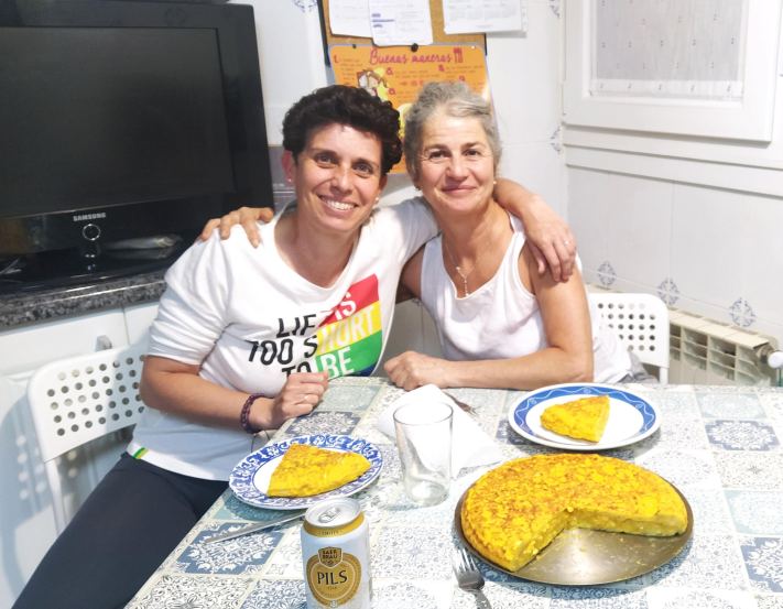 Disfrutando de la tortilla de patatas en casa